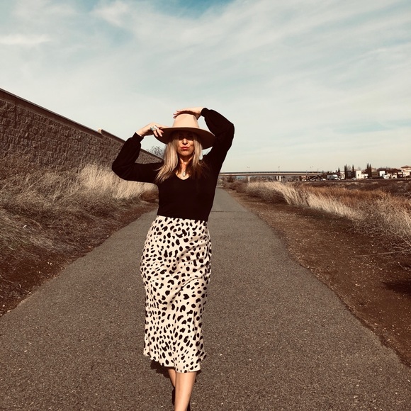 ✨Beige CHEETAH MAXI FLORAL SKIRT✨ - Picture 4 of 8